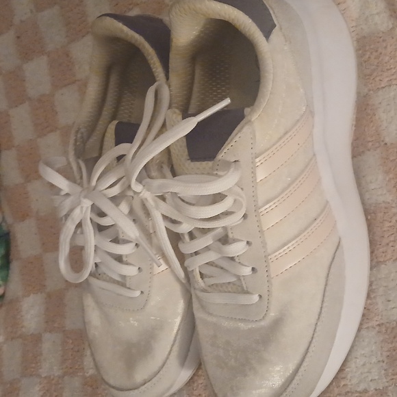 Adidas tenny shoes - Picture 2 of 4